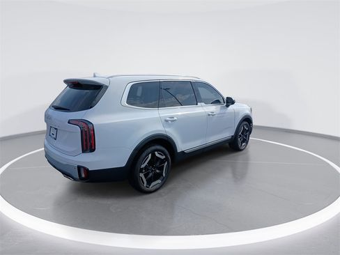 Used 2024 Kia Telluride EX w/ EX Captain's Chair Package image 8