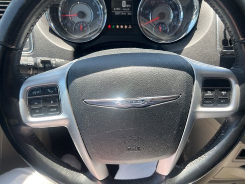 Used 2016 Chrysler Town & Country Touring FWD image 11