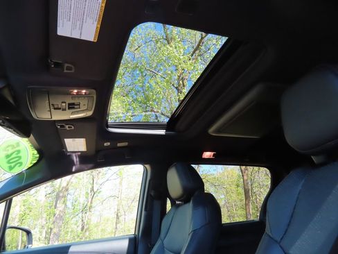 Used 2025 Toyota Sienna Platinum AWD/4WD image 5