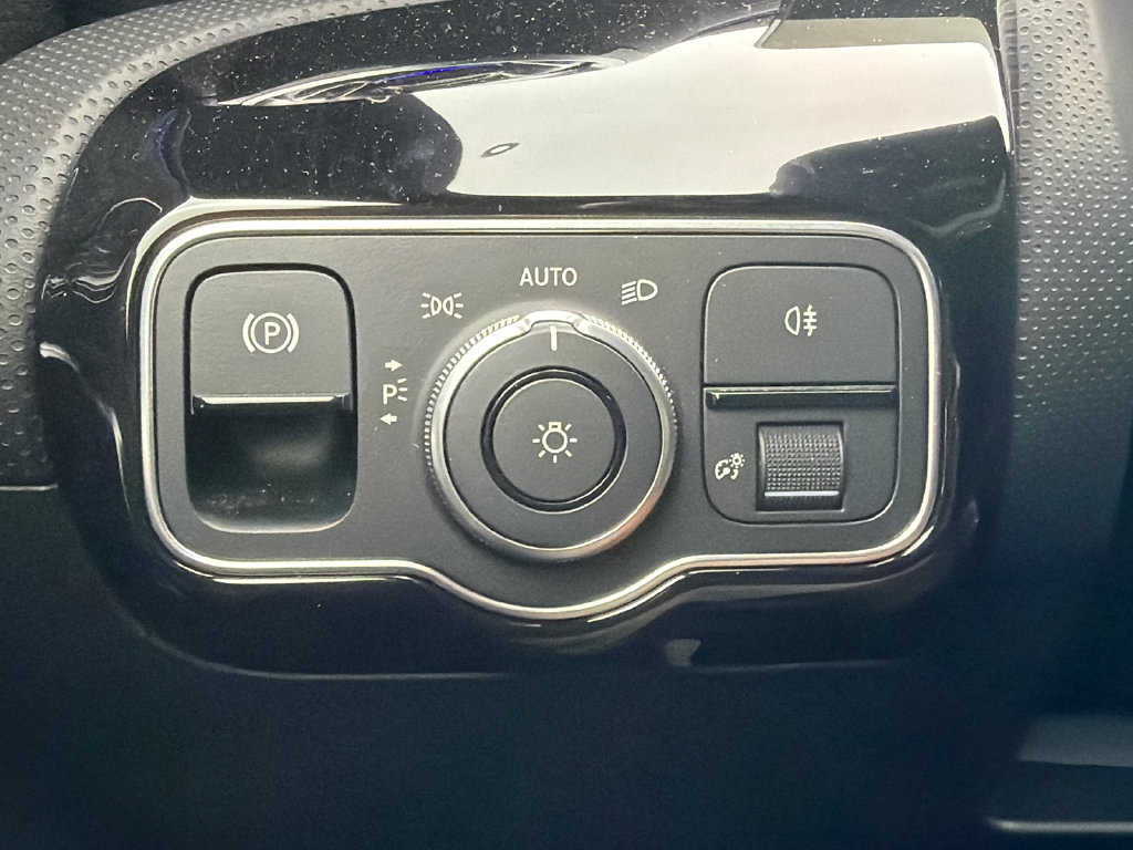 Used 2023 Mercedes-Benz CLA 250 image 31