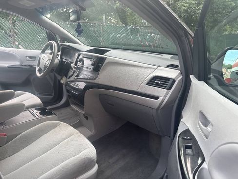 Used 2013 Toyota Sienna LE FWD image 18