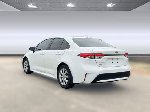 Used 2022 Toyota Corolla LE image 3