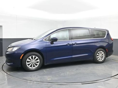 Used 2017 Chrysler Pacifica Touring w/ Tire & Wheel Group FWD image 11