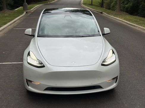 Used 2022 Tesla Model Y Long Range AWD/4WD image 3