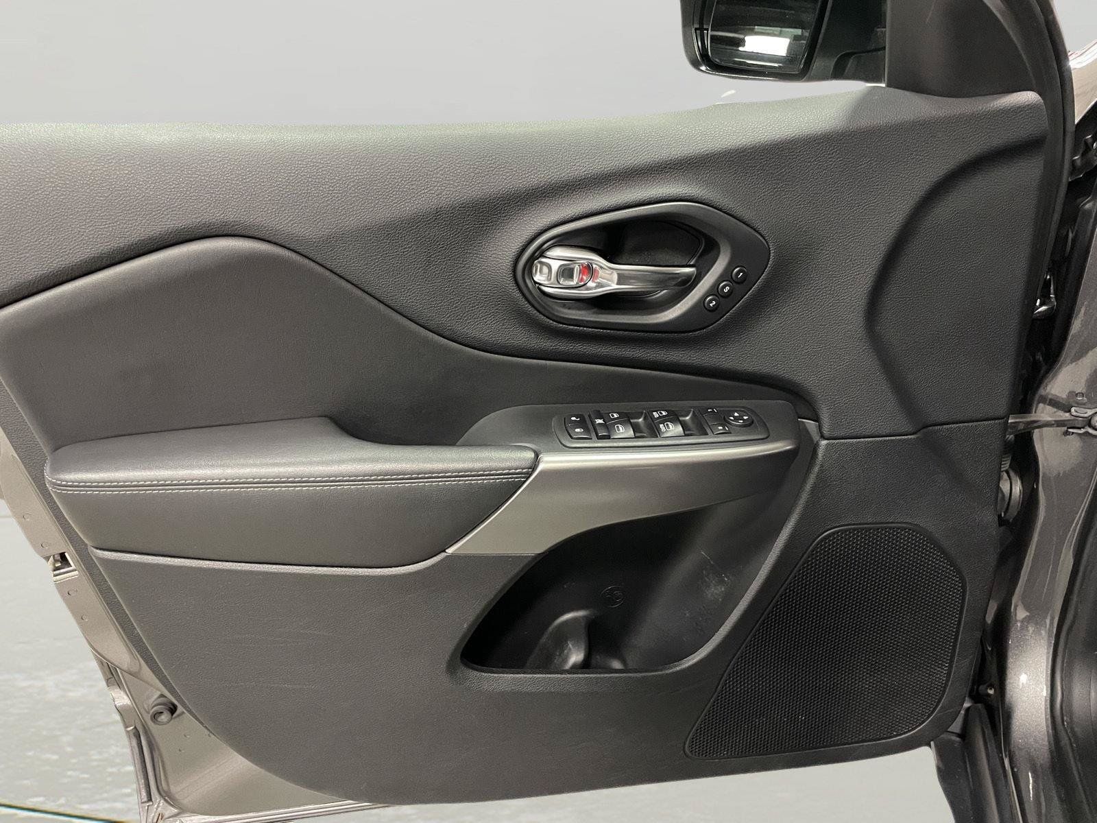 Used 2019 Jeep Cherokee Limited AWD/4WD image 39
