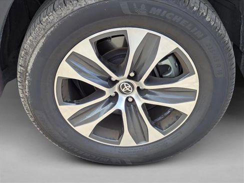 Used 2022 Toyota Highlander XLE FWD image 16