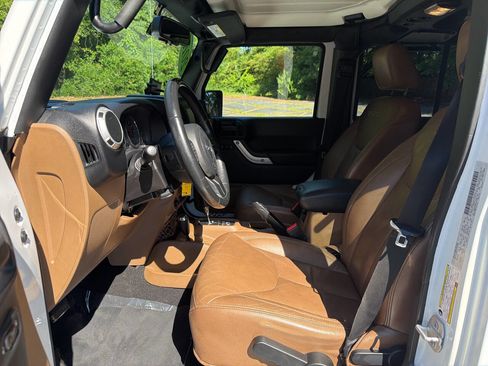 Used 2016 Jeep Wrangler Unlimited Sahara w/ Connectivity Group AWD/4WD image 20