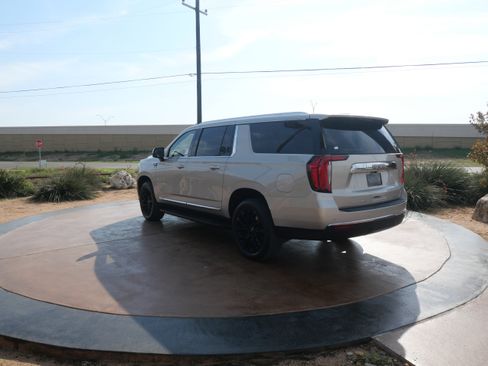 Used 2024 GMC Yukon XL SLT w/ SLT Luxury Package image 4