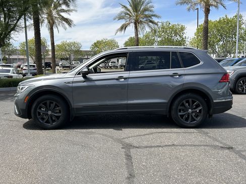 Used 2024 Volkswagen Tiguan SE w/ Panoramic Sunroof Package FWD image 2