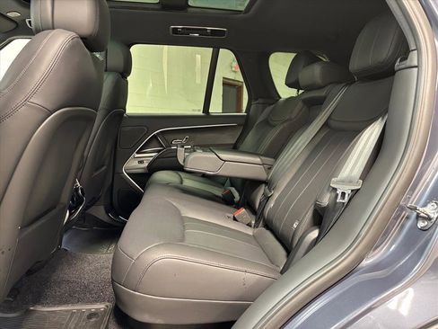 Used 2025 Land Rover Range Rover SE image 26