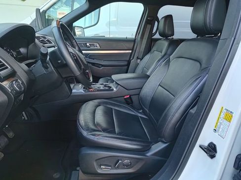 Used 2018 Ford Explorer XLT w/ Equipment Group 202A image 9