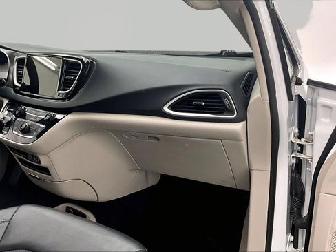 Used 2024 Chrysler Pacifica Touring-L FWD image 17