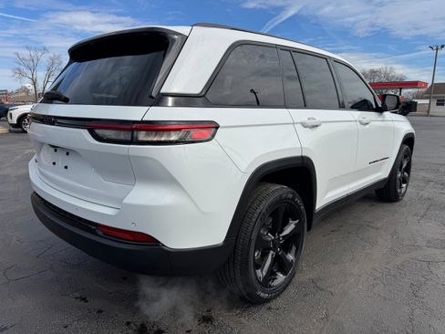 Used 2024 Jeep Grand Cherokee Altitude AWD/4WD image 7