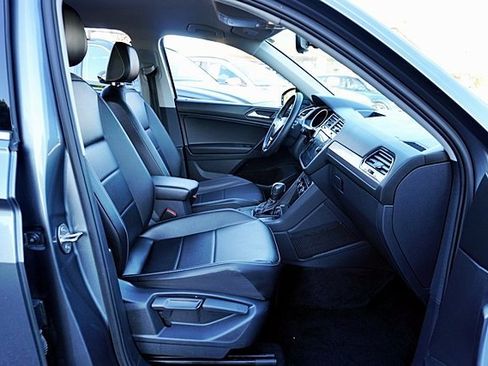 Used 2021 Volkswagen Tiguan SE image 11