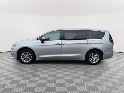 Used 2023 Chrysler Pacifica Touring-L FWD image 4