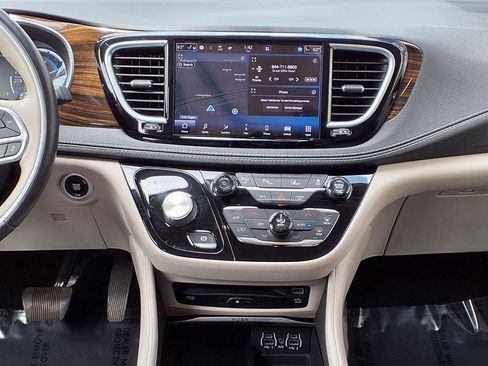 Used 2021 Chrysler Pacifica Limited w/ Uconnect Theater Family Group FWD image 16