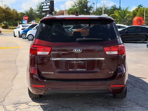 Used 2017 Kia Sedona LX w/ LX Essentials Premium Package image 11