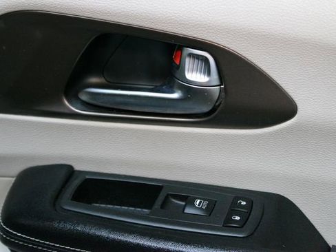 Used 2020 Chrysler Voyager Lxi FWD image 9