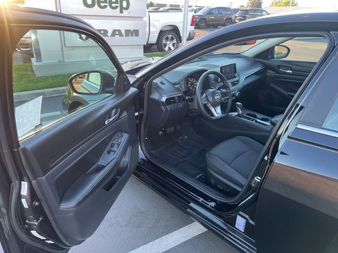 Used 2025 Nissan Altima 2.5 SV FWD image 15