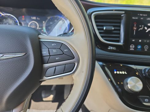 Used 2020 Chrysler Pacifica Limited image 17