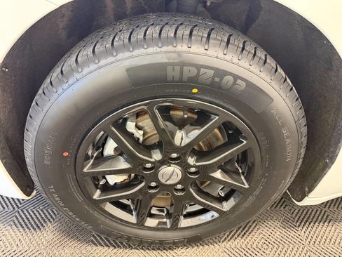 Used 2023 Chrysler Pacifica Touring-L FWD image 48