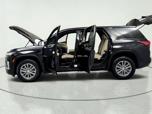 Used 2023 Chevrolet Traverse LS FWD image 10
