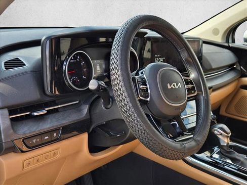 Used 2024 Kia Carnival EX image 10