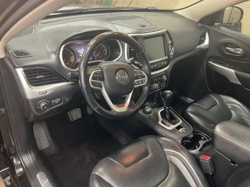 Used 2017 Jeep Cherokee Overland w/ Technology Group image 6