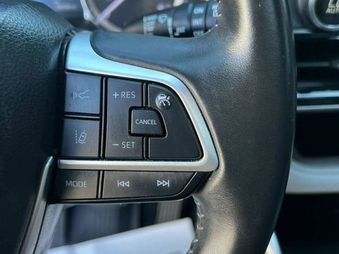 Used 2023 Toyota Highlander XLE FWD image 17