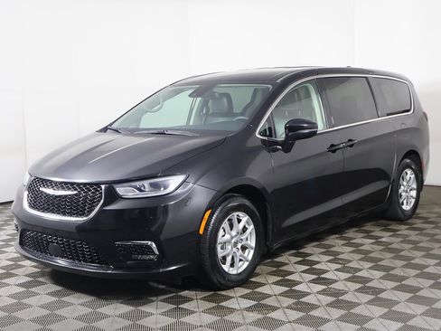 Used 2023 Chrysler Pacifica Touring-L image 9