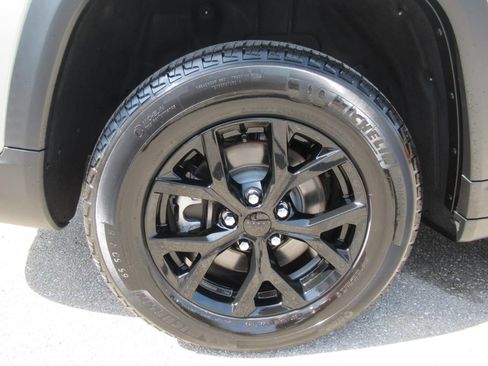 Used 2024 Jeep Grand Cherokee L Altitude RWD image 8
