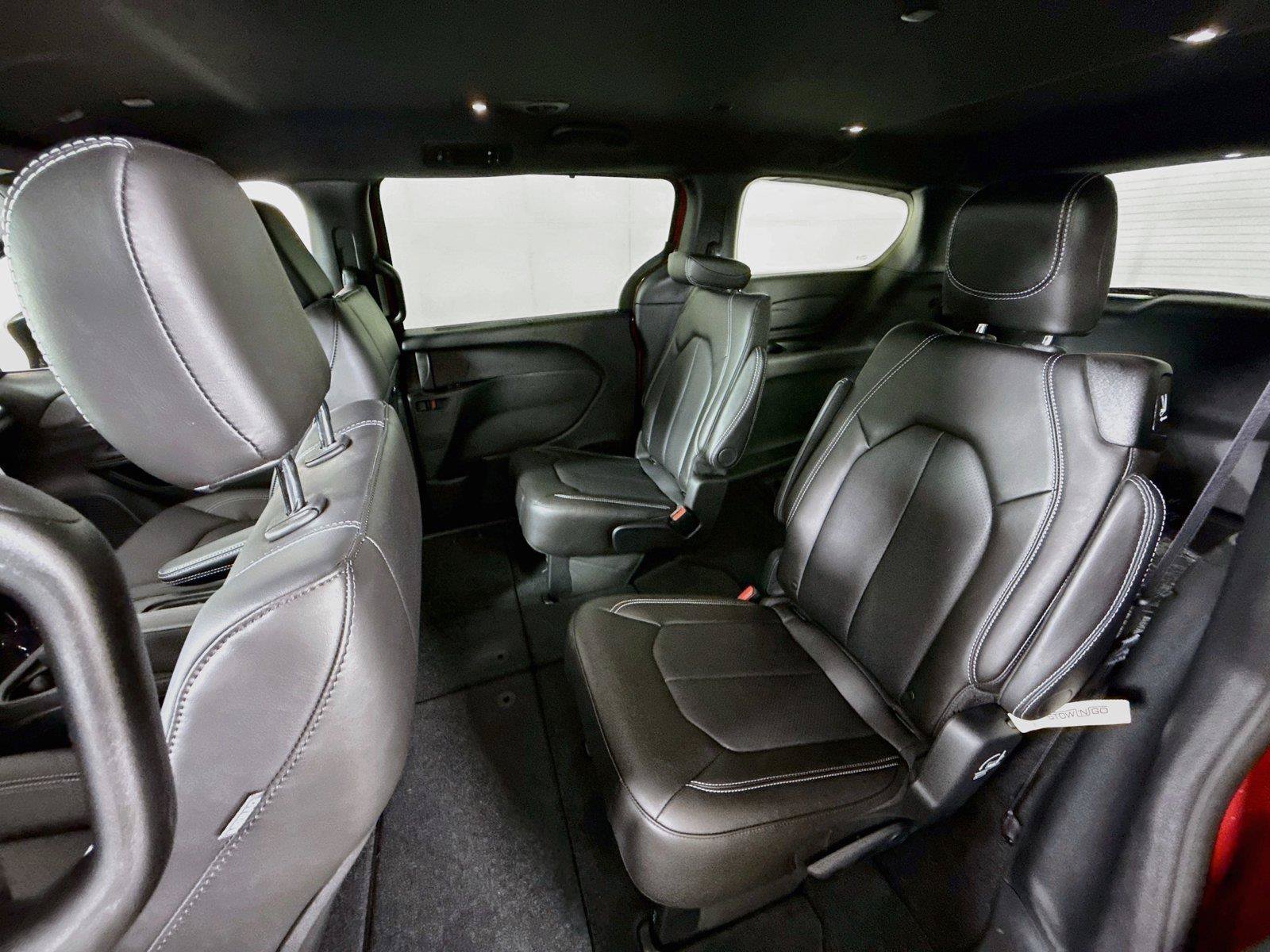 New 2027 Chrysler Pacifica Select AWD/4WD image 16