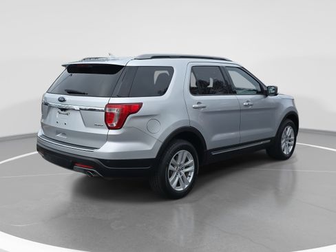 Used 2018 Ford Explorer XLT w/ Equipment Group 202A image 5