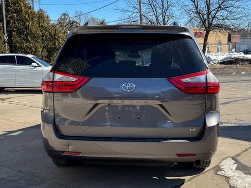 Used 2018 Toyota Sienna LE image 4