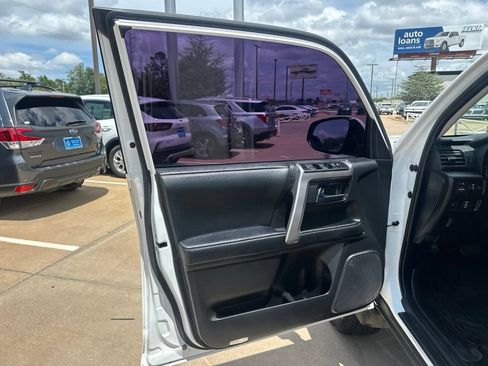 Used 2020 Toyota 4Runner SR5 Premium w/ Moonroof Package RWD image 8