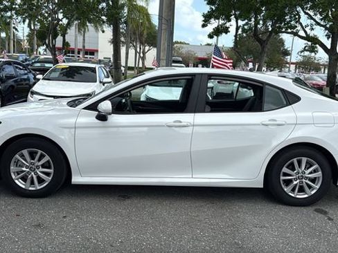 Used 2025 Toyota Camry LE w/ Convenience Package image 4