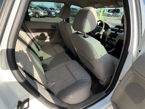 Used 2010 Ford Focus SE image 11