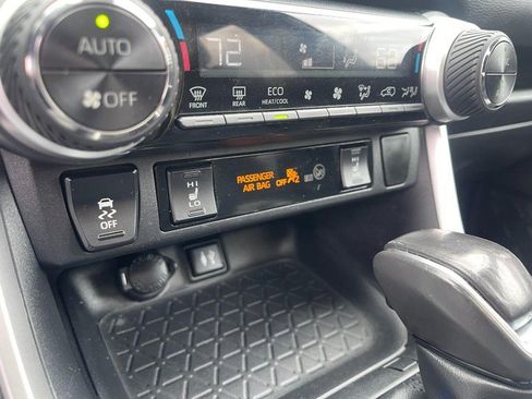 Used 2019 Toyota RAV4 XSE AWD/4WD image 18