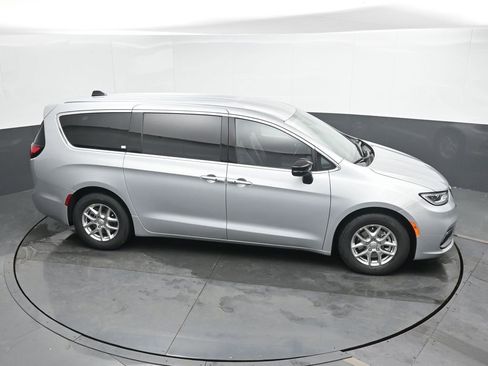 New 2026 Chrysler Pacifica Select image 32