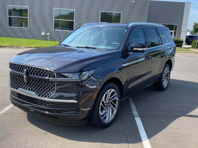 New 2027 Lincoln Navigator Reserve AWD/4WD image 3