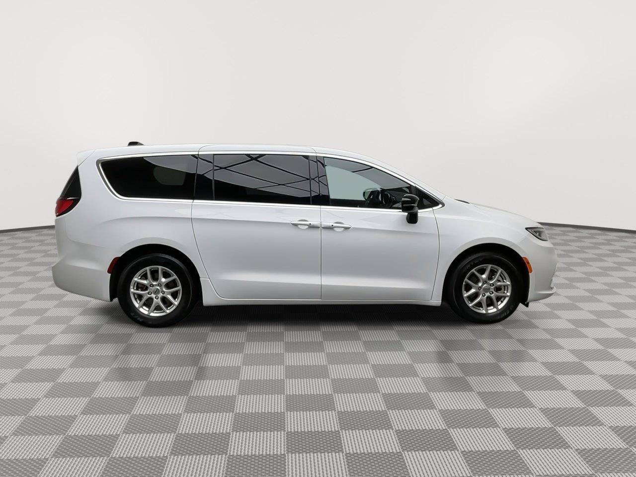 Used 2025 Chrysler Pacifica Select FWD image 38
