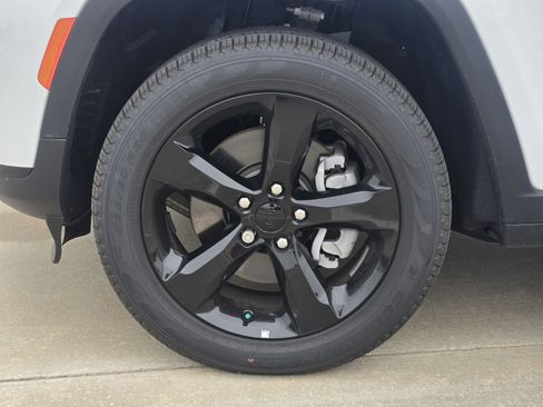 New 2024 Jeep Grand Cherokee L Limited w/ Black Appearance Package image 9