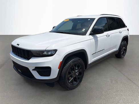 Used 2024 Jeep Grand Cherokee Altitude AWD/4WD image 8