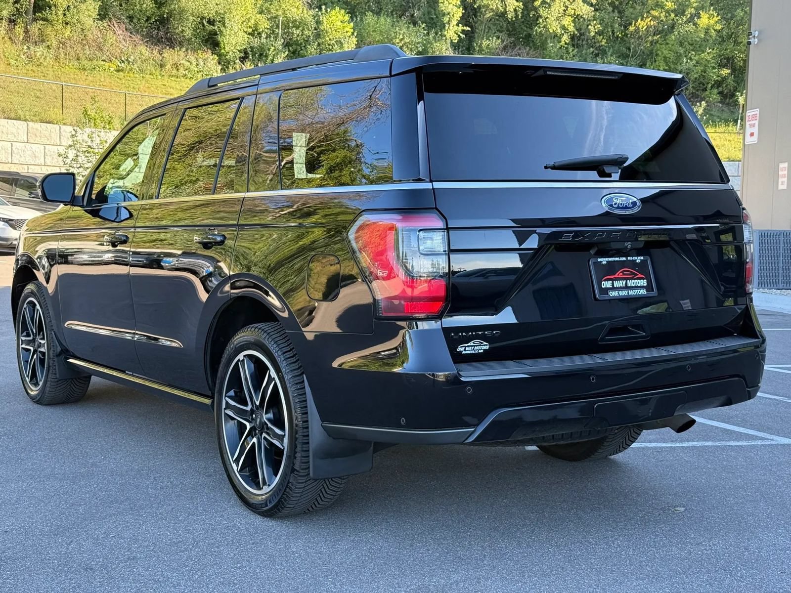 Used 2020 Ford Expedition Limited w/ Equipment Group 303A AWD/4WD image 3