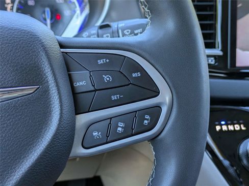 Used 2023 Chrysler Pacifica Touring-L FWD image 27