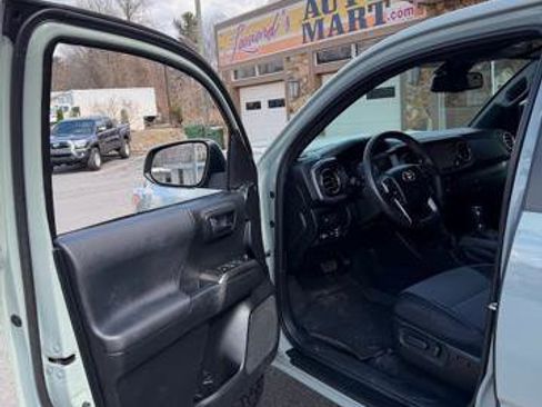 Used 2022 Toyota Tacoma TRD Sport w/ Technology Package AWD/4WD image 6