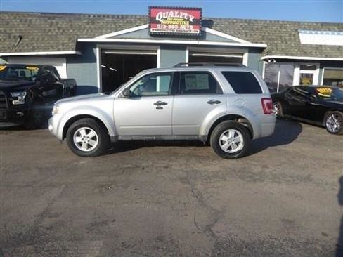 Used 2011 Ford Escape XLT image 2