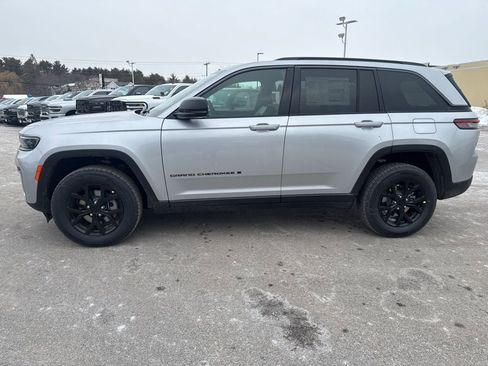 New 2026 Jeep Grand Cherokee Laredo image 2