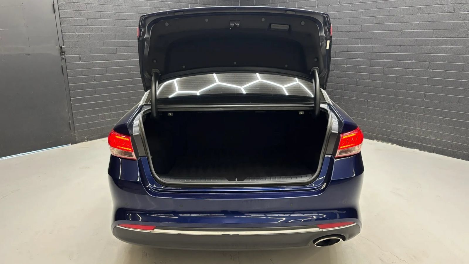 Used 2018 Kia Optima EX w/ Premium Package FWD image 11