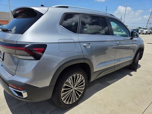 Used 2025 Volkswagen Taos SE FWD image 4